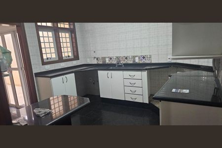 Casa à venda com 234m², 4 quartos e 4 vagas Casa à venda com 234m², 4 quartos e 4 vagasCozinha