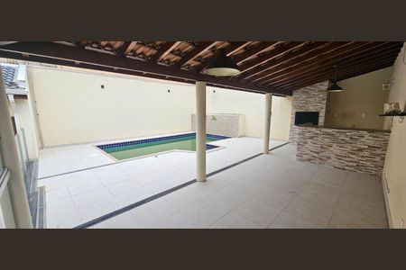 Casa à venda com 234m², 4 quartos e 4 vagas Casa à venda com 234m², 4 quartos e 4 vagasÁrea Externa