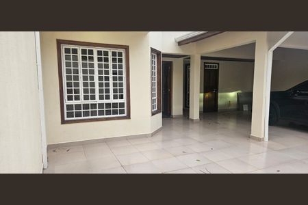 Casa à venda com 234m², 4 quartos e 4 vagas Casa à venda com 234m², 4 quartos e 4 vagasÁrea Externa