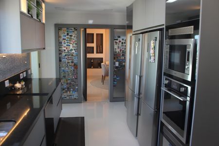 Apartamento à venda com 256m², 4 quartos e 6 vagasCozinha