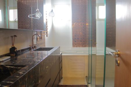 Apartamento à venda com 256m², 4 quartos e 6 vagasBanheiro da Suíte 4