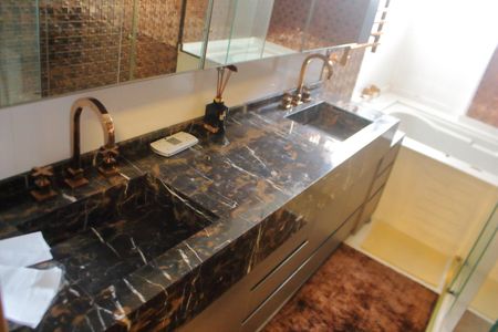 Apartamento à venda com 256m², 4 quartos e 6 vagasBanheiro da Suíte 4