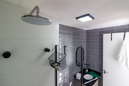 Banheiro social de kitnet/studio para alugar com 1 quarto, 27m² em Pinheiros, São Paulo