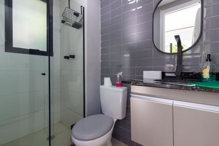 Banheiro social de kitnet/studio para alugar com 1 quarto, 27m² em Pinheiros, São Paulo