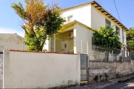 Casa à venda com 180m², 2 quartos e 2 vagas Casa à venda com 180m², 2 quartos e 2 vagasFachada