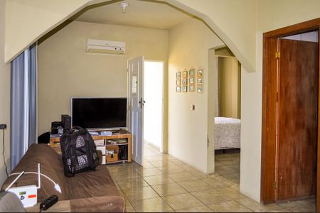 Casa à venda com 180m², 2 quartos e 2 vagas Casa à venda com 180m², 2 quartos e 2 vagasSala