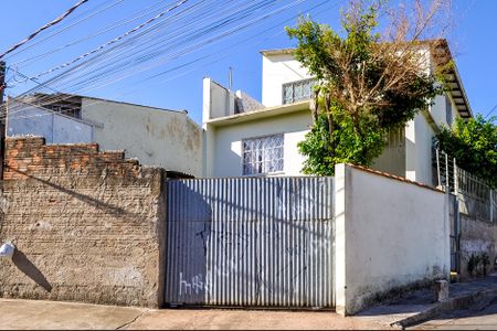 Casa à venda com 180m², 2 quartos e 2 vagas Casa à venda com 180m², 2 quartos e 2 vagasFachada