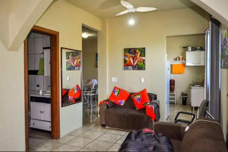 Casa à venda com 180m², 2 quartos e 2 vagas Casa à venda com 180m², 2 quartos e 2 vagasSala