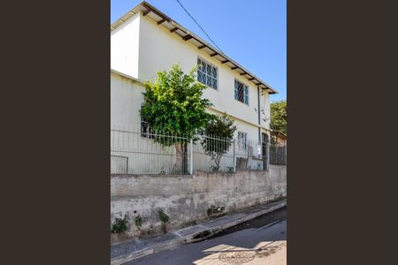 Casa à venda com 180m², 2 quartos e 2 vagas Casa à venda com 180m², 2 quartos e 2 vagasFachada