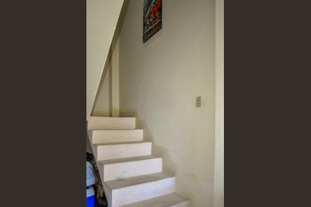 Casa à venda com 180m², 2 quartos e 2 vagas Casa à venda com 180m², 2 quartos e 2 vagasEscadas