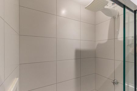 Banheiro de kitnet/studio para alugar com 1 quarto, 21m² em República, São Paulo