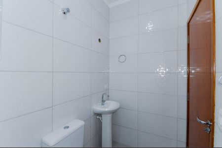 Casa para alugar com 76m², 2 quartos e 1 vaga Casa para alugar com 76m², 2 quartos e 1 vagaBanheiro Social