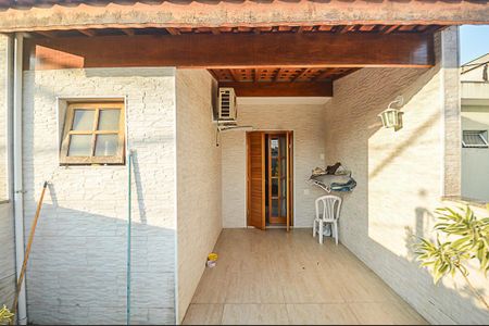 Casa à venda com 162m², 4 quartos e 2 vagas Casa à venda com 162m², 4 quartos e 2 vagasSacada