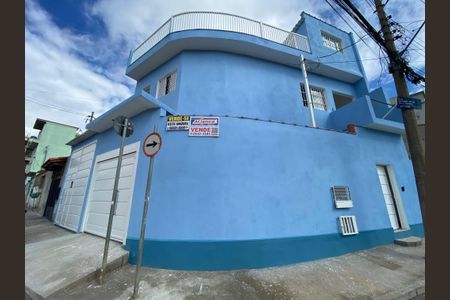 Casa à venda com 168m², 3 quartos e 1 vaga Casa à venda com 168m², 3 quartos e 1 vagaFachada