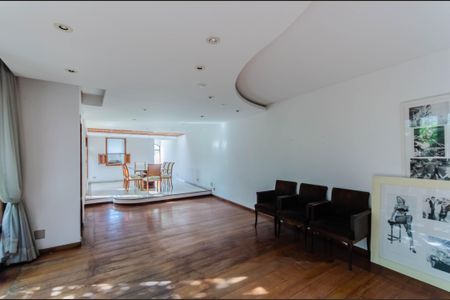 Casa à venda com 350m², 4 quartos e 4 vagasSala