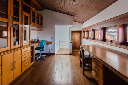 Casa à venda com 350m², 4 quartos e 4 vagasPiso superior