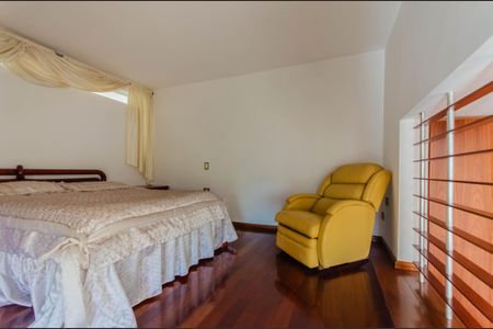 Casa à venda com 350m², 4 quartos e 4 vagasSuíte 2