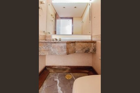 Casa à venda com 350m², 4 quartos e 4 vagasLavabo