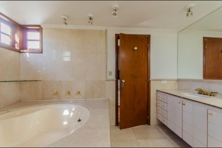 Casa à venda com 350m², 4 quartos e 4 vagasBanheiro da Suíte 2