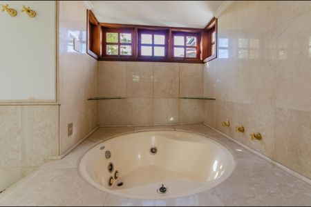 Casa à venda com 350m², 4 quartos e 4 vagasBanheiro da Suíte 2