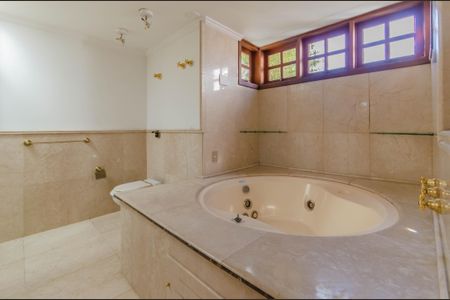 Casa à venda com 350m², 4 quartos e 4 vagasBanheiro da Suíte 2