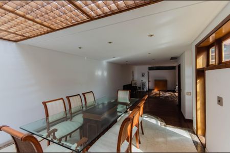 Casa à venda com 350m², 4 quartos e 4 vagasSala