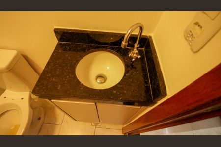 Casa de condomínio à venda com 37m², 2 quartos e sem vaga Casa de condomínio à venda com 37m², 2 quartos e sem vagaBanheiro