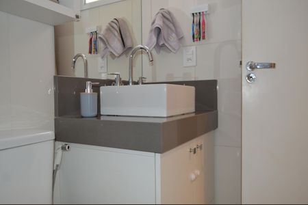 Apartamento à venda com 81m², 2 quartos e 2 vagasBanheiro da Suíte