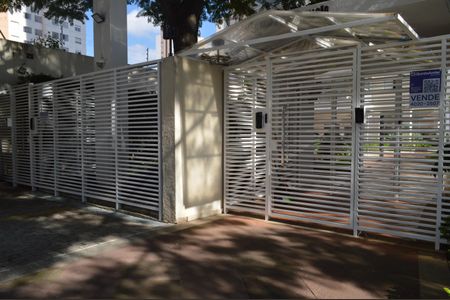 Apartamento à venda com 81m², 2 quartos e 2 vagasFachada + Plaquinha