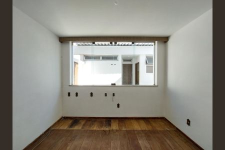 Casa à venda com 280m², 4 quartos e 5 vagas Casa à venda com 280m², 4 quartos e 5 vagasSala de TV