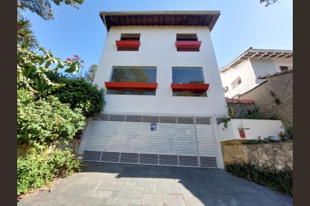 Casa à venda com 280m², 4 quartos e 5 vagas Casa à venda com 280m², 4 quartos e 5 vagasFachada