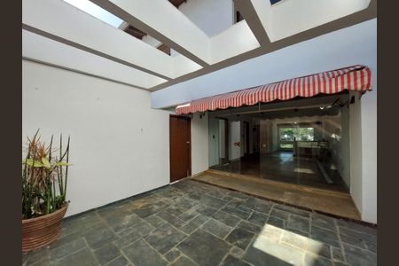 Casa à venda com 280m², 4 quartos e 5 vagas Casa à venda com 280m², 4 quartos e 5 vagasQuintal