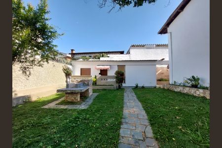 Casa à venda com 280m², 4 quartos e 5 vagas Casa à venda com 280m², 4 quartos e 5 vagasJardim