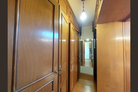 Casa à venda com 280m², 4 quartos e 5 vagas Casa à venda com 280m², 4 quartos e 5 vagasCloset - Suíte 1