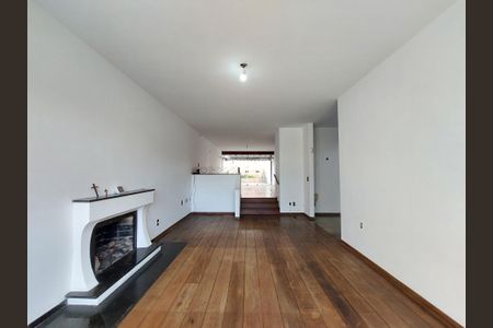 Casa à venda com 280m², 4 quartos e 5 vagas Casa à venda com 280m², 4 quartos e 5 vagasSala