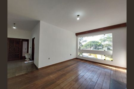Casa à venda com 280m², 4 quartos e 5 vagas Casa à venda com 280m², 4 quartos e 5 vagasSala