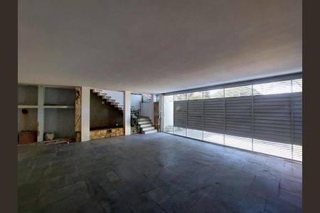 Casa à venda com 280m², 4 quartos e 5 vagas Casa à venda com 280m², 4 quartos e 5 vagasGaragem