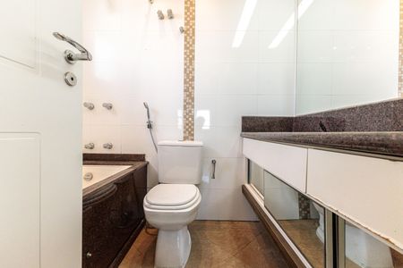 Apartamento à venda com 100m², 2 quartos e 2 vagasBanheiro da Suíte