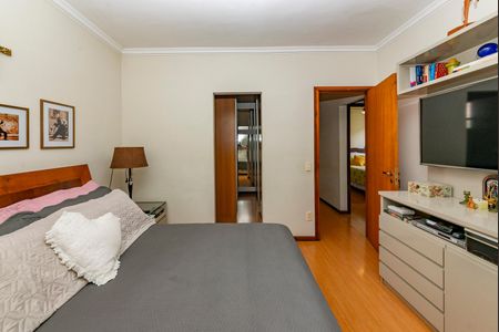 Apartamento à venda com 170m², 3 quartos e 2 vagas Apartamento à venda com 170m², 3 quartos e 2 vagasSuíte