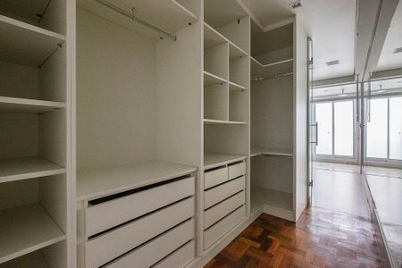 Apartamento à venda com 130m², 2 quartos e 1 vagaSuíte 1 - Closet