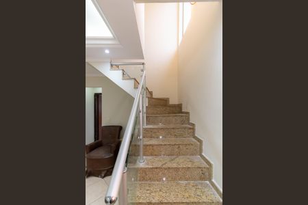 Casa para alugar com 175m², 3 quartos e 5 vagasEscada