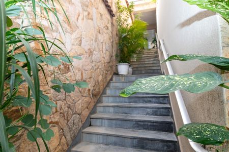 Casa à venda com 233m², 5 quartos e 6 vagasAcesso lateral / Corredor externo