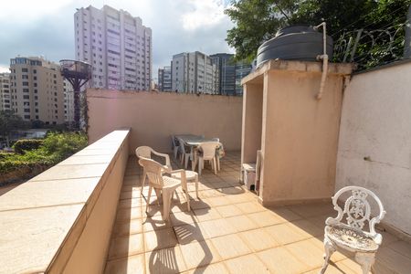 Casa à venda com 233m², 5 quartos e 6 vagasQuintal dos Fundos - Solarium