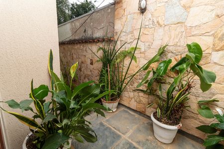 Casa à venda com 233m², 5 quartos e 6 vagasAcesso lateral / Corredor externo