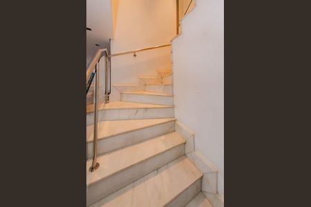 Apartamento à venda com 280m², 5 quartos e 4 vagas Apartamento à venda com 280m², 5 quartos e 4 vagasEscada