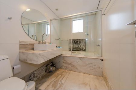 Apartamento à venda com 280m², 5 quartos e 4 vagas Apartamento à venda com 280m², 5 quartos e 4 vagasBanheiro suíte 1