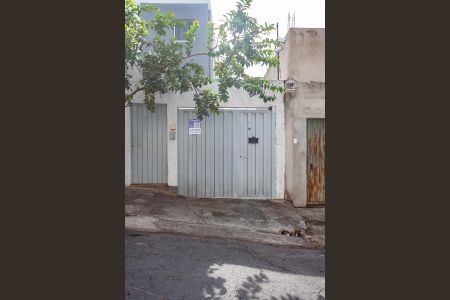 Casa à venda com 103m², 3 quartos e 2 vagas Casa à venda com 103m², 3 quartos e 2 vagasFachada