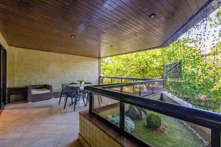 Apartamento à venda com 180m², 4 quartos e 3 vagas Apartamento à venda com 180m², 4 quartos e 3 vagasVaranda