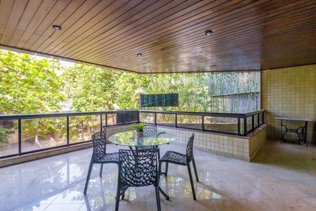 Apartamento à venda com 180m², 4 quartos e 3 vagas Apartamento à venda com 180m², 4 quartos e 3 vagasVaranda