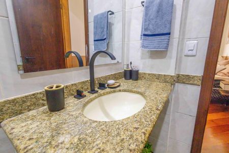 Apartamento à venda com 180m², 4 quartos e 3 vagas Apartamento à venda com 180m², 4 quartos e 3 vagasBanheiro da Suíte